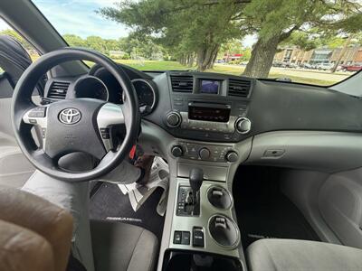 2012 Toyota Highlander   - Photo 11 - Burlington, MA 01803