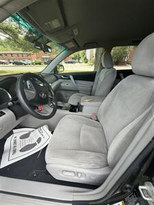 2012 Toyota Highlander   - Photo 7 - Burlington, MA 01803