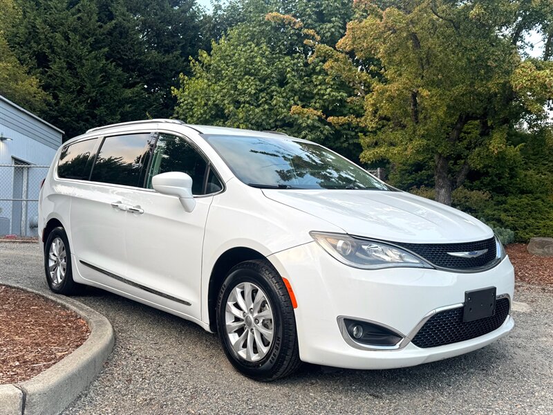 2019 Chrysler Pacifica Touring L's photo