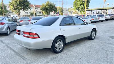 2001 Lexus ES 300   - Photo 8 - Van Nuys, CA 91406