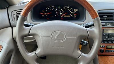 2001 Lexus ES 300   - Photo 17 - Van Nuys, CA 91406