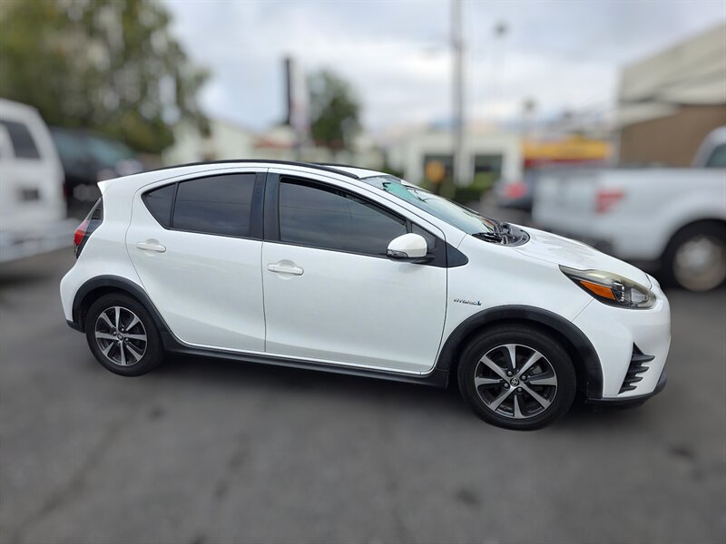 2018 Toyota Prius C One photo 2