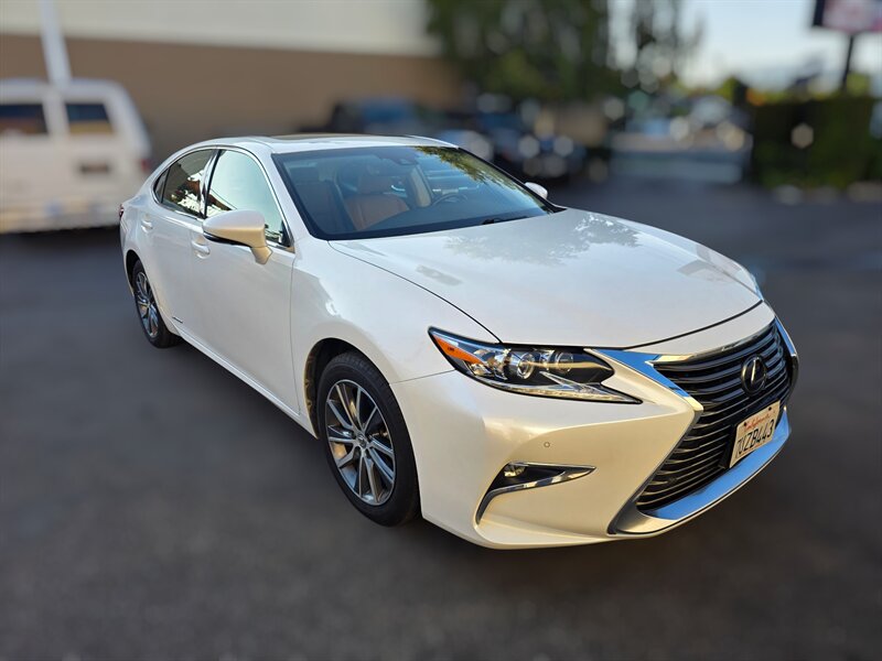 2016 Lexus ES 300h photo 2