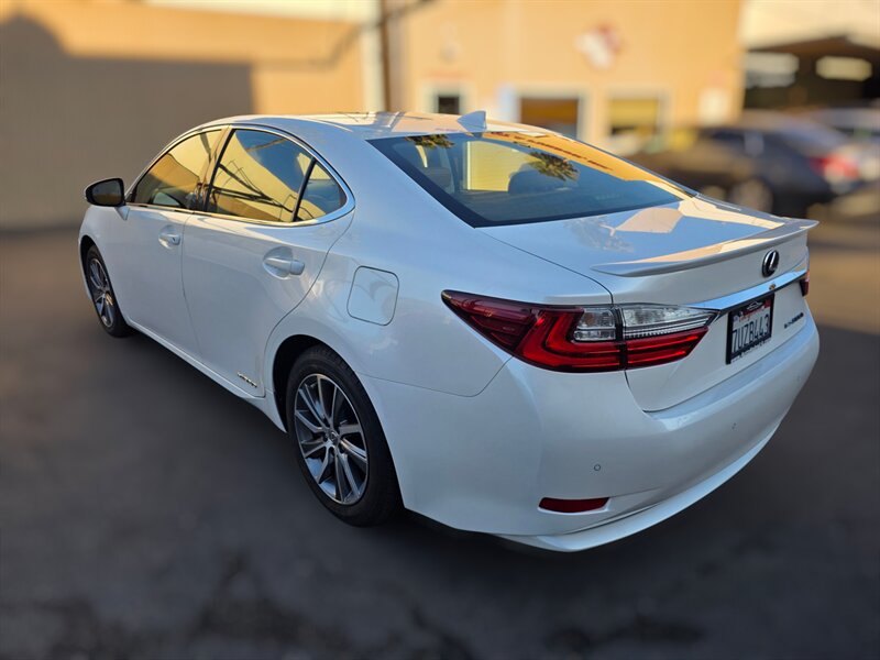 2016 Lexus ES 300h photo 4