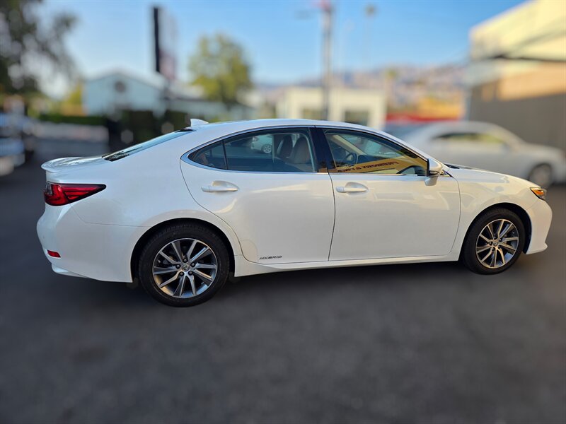 2016 Lexus ES 300h photo 3