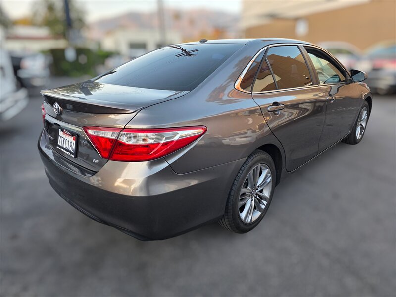 2016 Toyota Camry SE photo 2