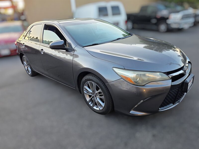 2016 Toyota Camry SE photo 4