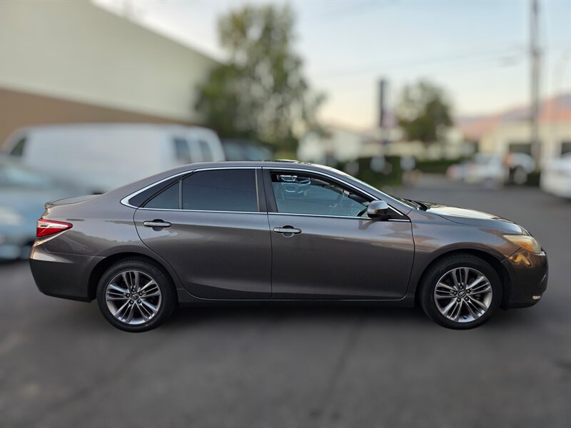 2016 Toyota Camry SE photo 3