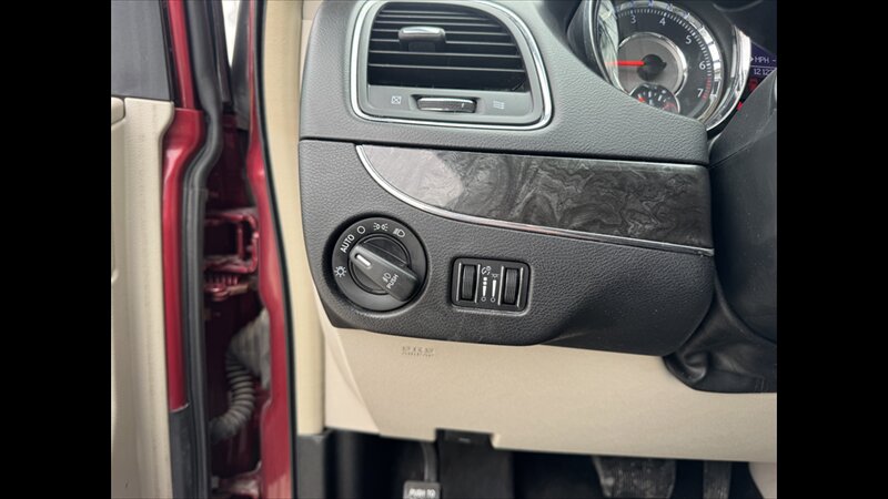 2015 Chrysler Town & Country Touring-L - Photo 9 - Spring Valley, MN 55975