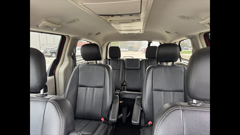 2015 Chrysler Town & Country Touring-L - Photo 17 - Spring Valley, MN 55975