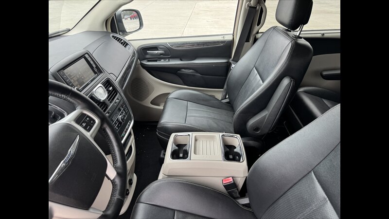 2015 Chrysler Town & Country Touring-L - Photo 14 - Spring Valley, MN 55975