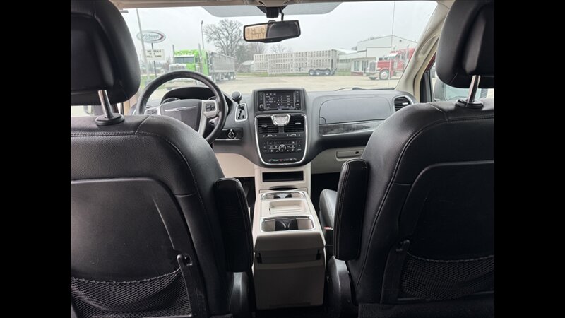 2015 Chrysler Town & Country Touring-L - Photo 20 - Spring Valley, MN 55975