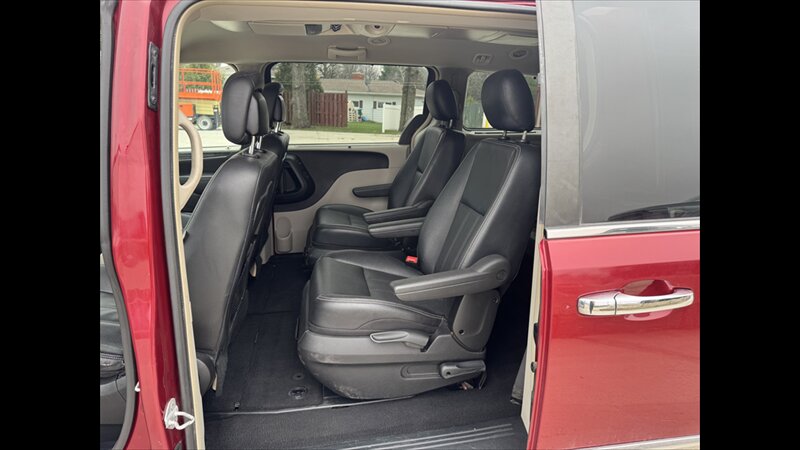 2015 Chrysler Town & Country Touring-L - Photo 18 - Spring Valley, MN 55975