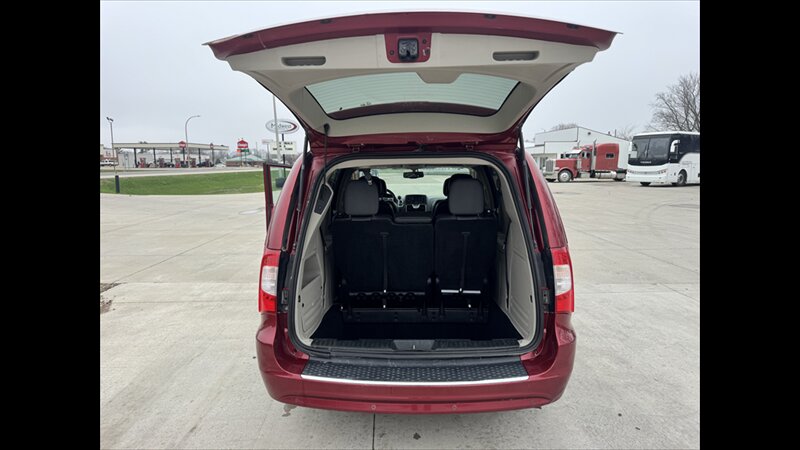 2015 Chrysler Town & Country Touring-L - Photo 6 - Spring Valley, MN 55975