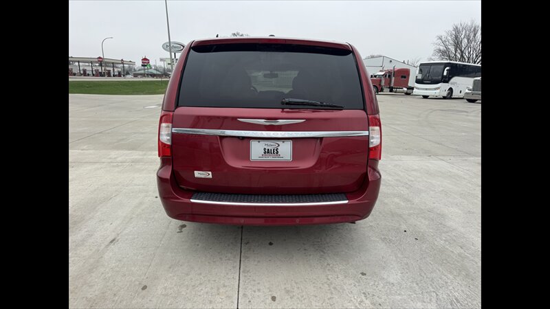 2015 Chrysler Town & Country Touring-L - Photo 5 - Spring Valley, MN 55975