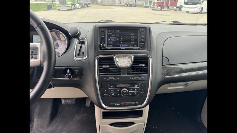 2015 Chrysler Town & Country Touring-L - Photo 12 - Spring Valley, MN 55975