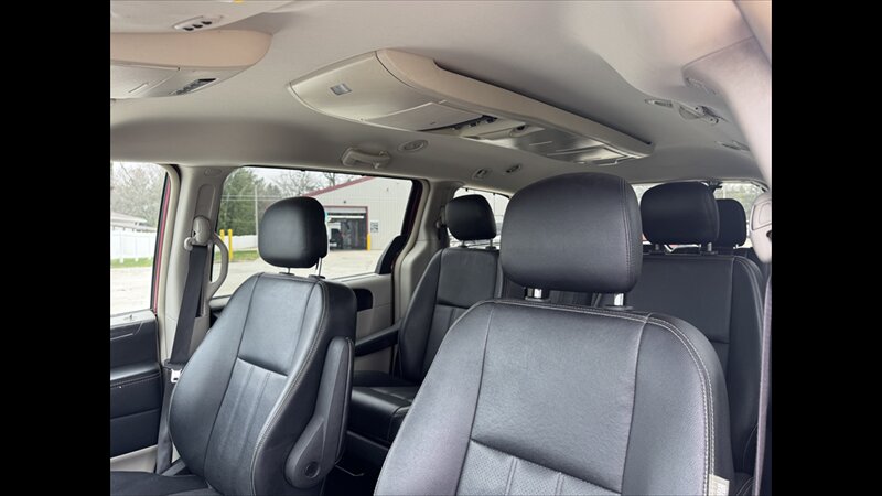 2015 Chrysler Town & Country Touring-L - Photo 16 - Spring Valley, MN 55975