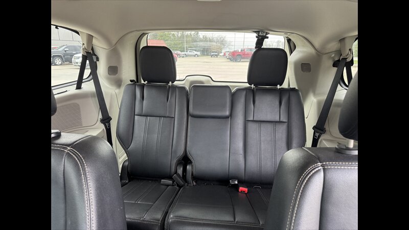 2015 Chrysler Town & Country Touring-L - Photo 19 - Spring Valley, MN 55975