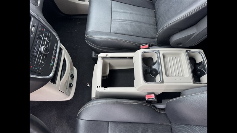 2015 Chrysler Town & Country Touring-L - Photo 15 - Spring Valley, MN 55975