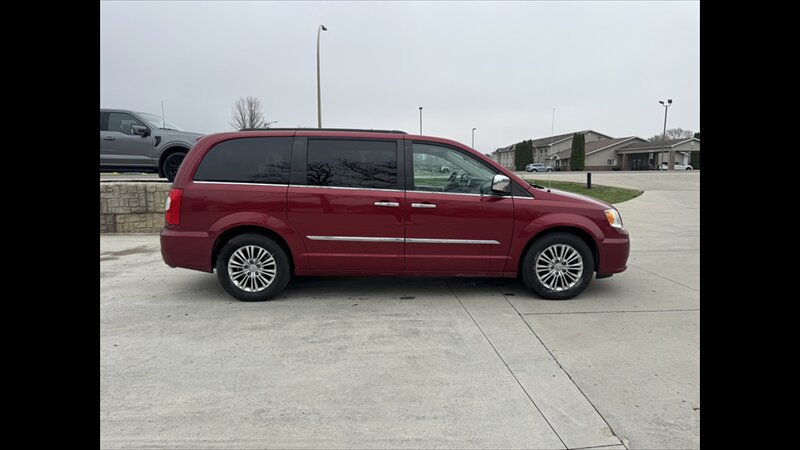 2015 Chrysler Town & Country Touring-L - Photo 2 - Spring Valley, MN 55975