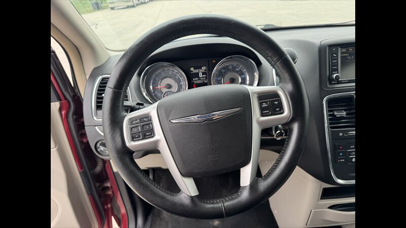 2015 Chrysler Town & Country Touring-L - Photo 10 - Spring Valley, MN 55975