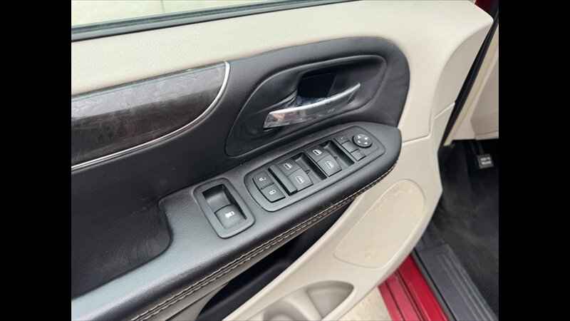 2015 Chrysler Town & Country Touring-L - Photo 8 - Spring Valley, MN 55975