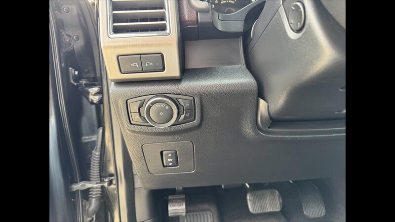 2016 Ford F-150 Platinum   - Photo 9 - Spring Valley, MN 55975