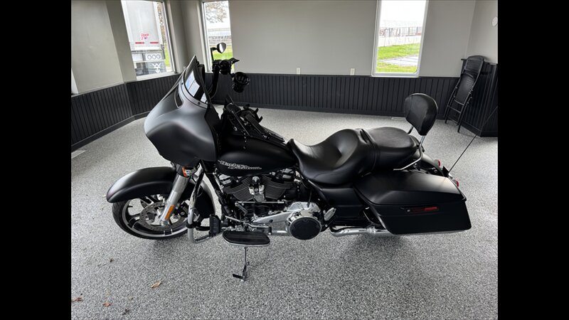 2017 HARLEY DAVIDSON STREET GLIDE - Photo 1 - Spring Valley, MN 55975