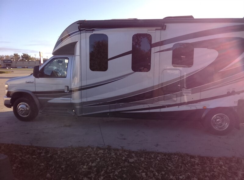 2015 FOREST RIVER SUNSEEKER MH - Photo 4 - Spring Valley, MN 55975