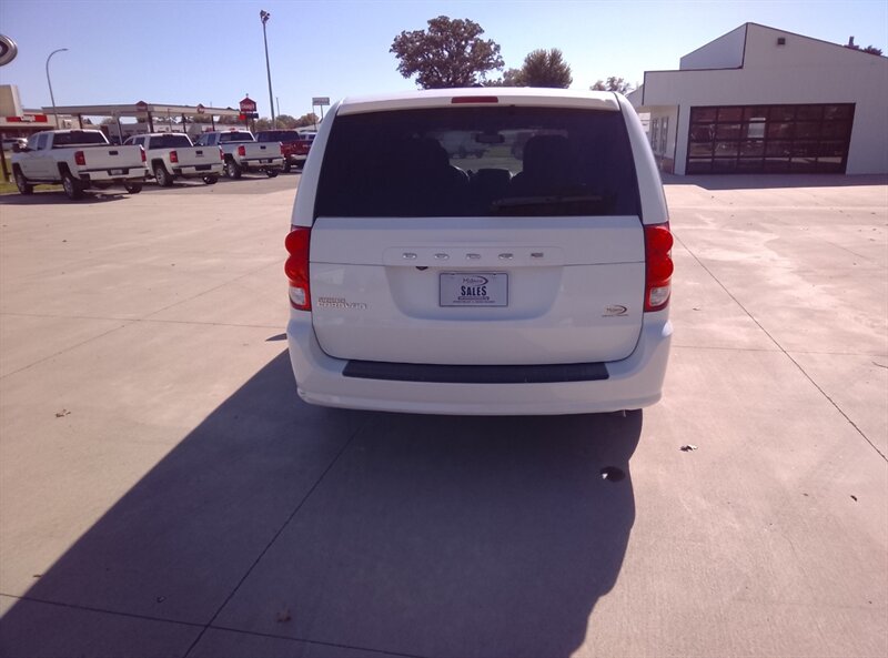 2018 Dodge Grand Caravan SE Plus - Photo 7 - Spring Valley, MN 55975