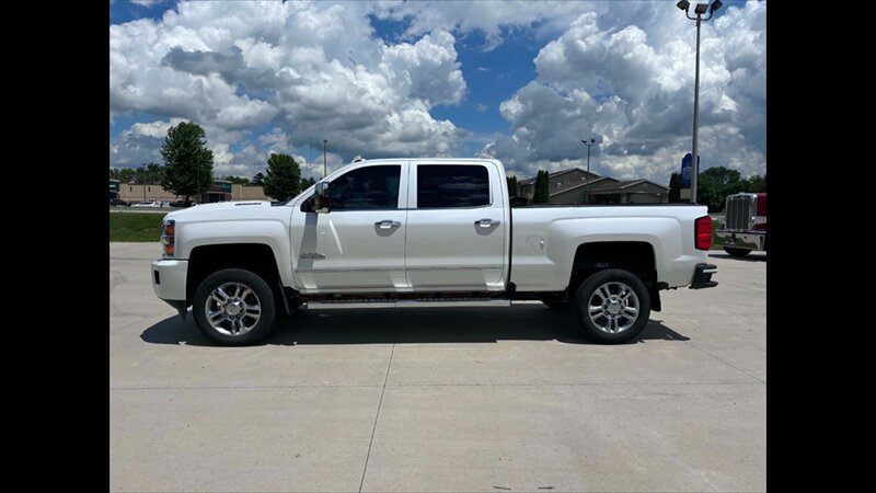 2019 Chevrolet Silverado 2500 High Country - Photo 8 - Spring Valley, MN 55975