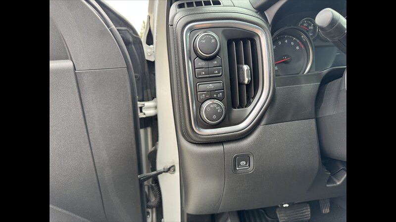 2019 Chevrolet Silverado 1500 LT   - Photo 11 - Spring Valley, MN 55975