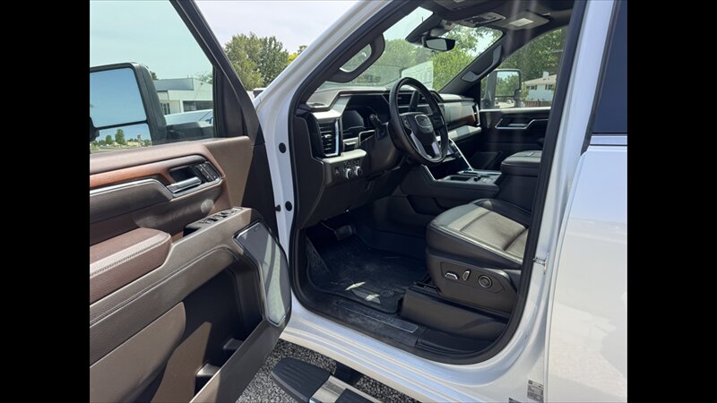 2024 GMC Sierra 3500 DENALI - Photo 9 - Spring Valley, MN 55975