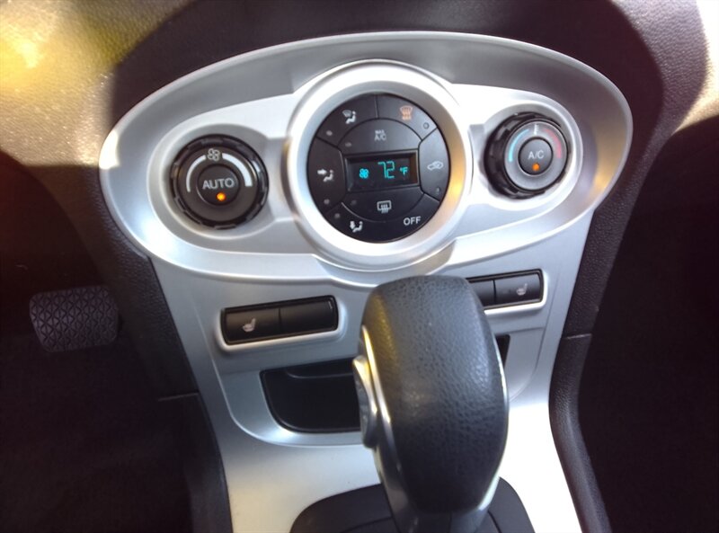 2016 Ford Fiesta SE - Photo 11 - Spring Valley, MN 55975