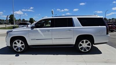 2020 Cadillac Escalade Premium Luxury   - Photo 8 - Spring Valley, MN 55975