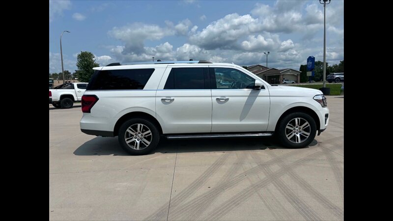 2022 Ford Expedition MAX Limited   - Photo 1 - Spring Valley, MN 55975
