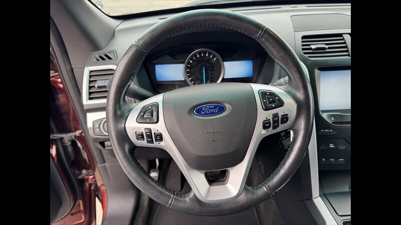 2015 Ford Explorer XLT   - Photo 8 - Spring Valley, MN 55975