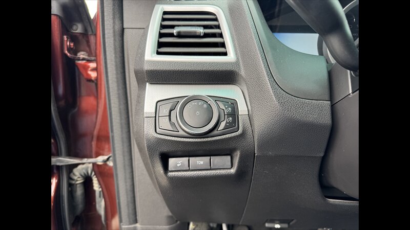 2015 Ford Explorer XLT   - Photo 9 - Spring Valley, MN 55975