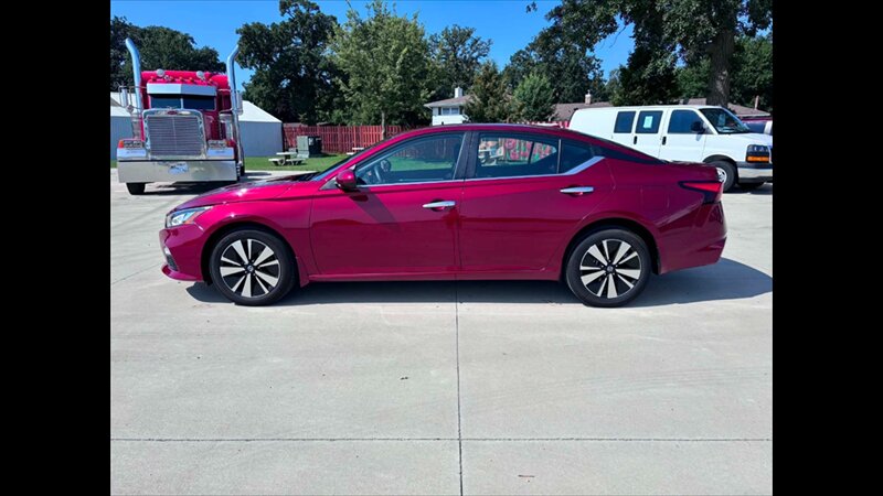 2022 Nissan Altima 2.5 SV - Photo 2 - Spring Valley, MN 55975