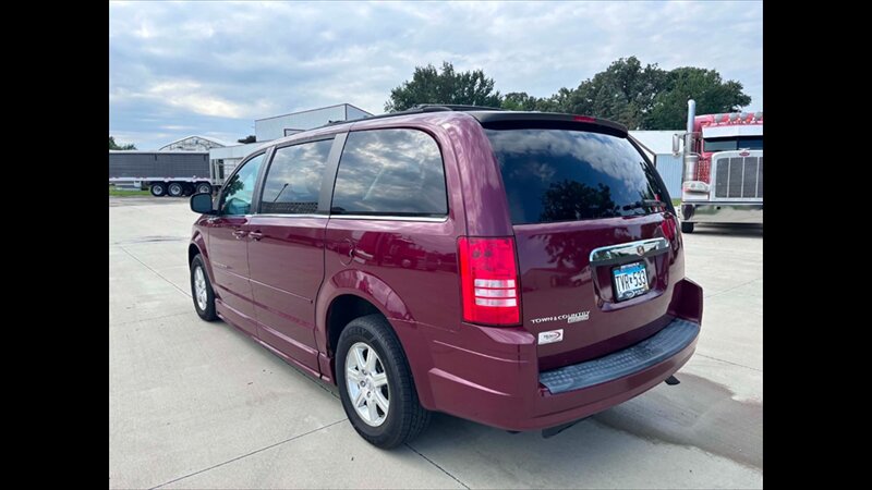 2008 Chrysler Town & Country Touring - Photo 7 - Spring Valley, MN 55975