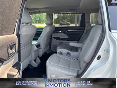 2015 Toyota Highlander Limited Platinum AWD - Photo 12 - Saint Cloud, MN 56301