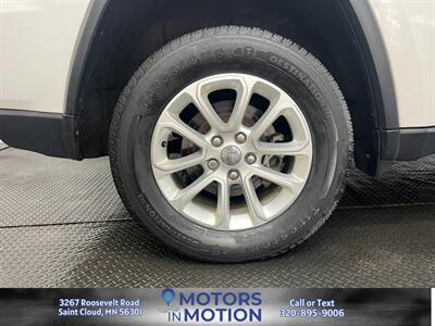 2014 Jeep Grand Cherokee Laredo 4WD   - Photo 18 - Saint Cloud, MN 56301