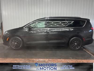2021 Chrysler Pacifica Touring L   - Photo 2 - Saint Cloud, MN 56301