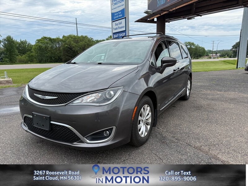 2017 Chrysler Pacifica Touring-L's photo