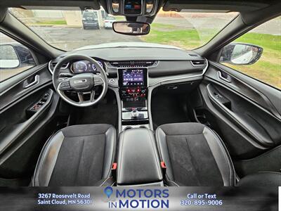 2023 Jeep Grand Cherokee Altitude AWD   - Photo 10 - Saint Cloud, MN 56301