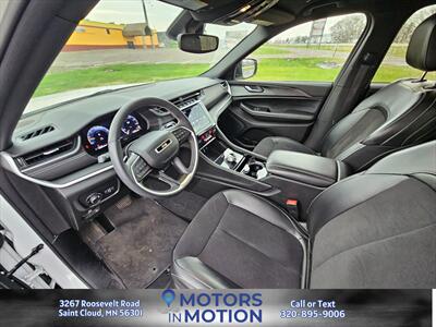2023 Jeep Grand Cherokee Altitude AWD   - Photo 9 - Saint Cloud, MN 56301