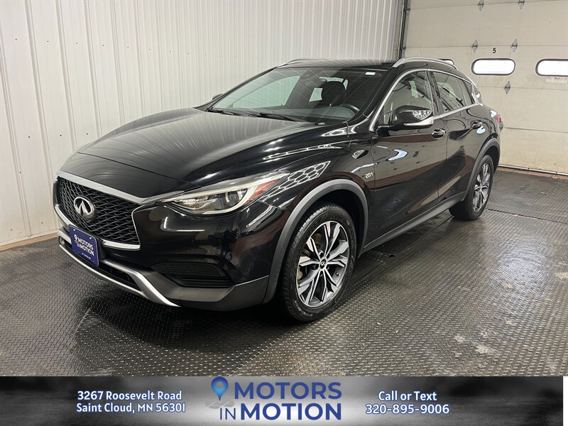 2017 INFINITI QX30 Luxury's photo