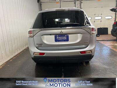 2014 Mitsubishi Outlander SE AWD w/Sunroof - Photo 4 - Saint Cloud, MN 56301