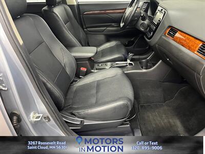 2014 Mitsubishi Outlander SE AWD w/Sunroof - Photo 18 - Saint Cloud, MN 56301