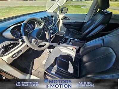 2022 Chrysler Pacifica Touring L   - Photo 9 - Saint Cloud, MN 56301